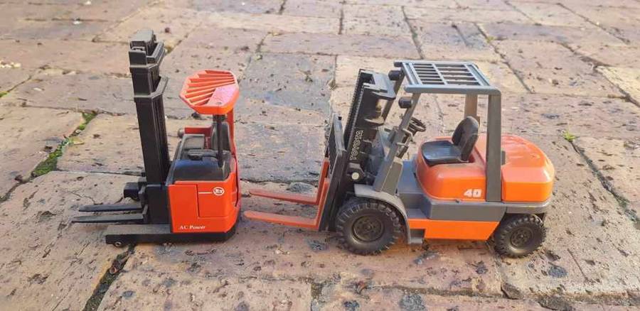 VINTAGE UNPLAYED DIE CAST FORKLIFTS ABOUT 1/24