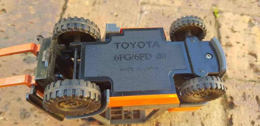 VINTAGE UNPLAYED DIE CAST FORKLIFTS ABOUT 1/24