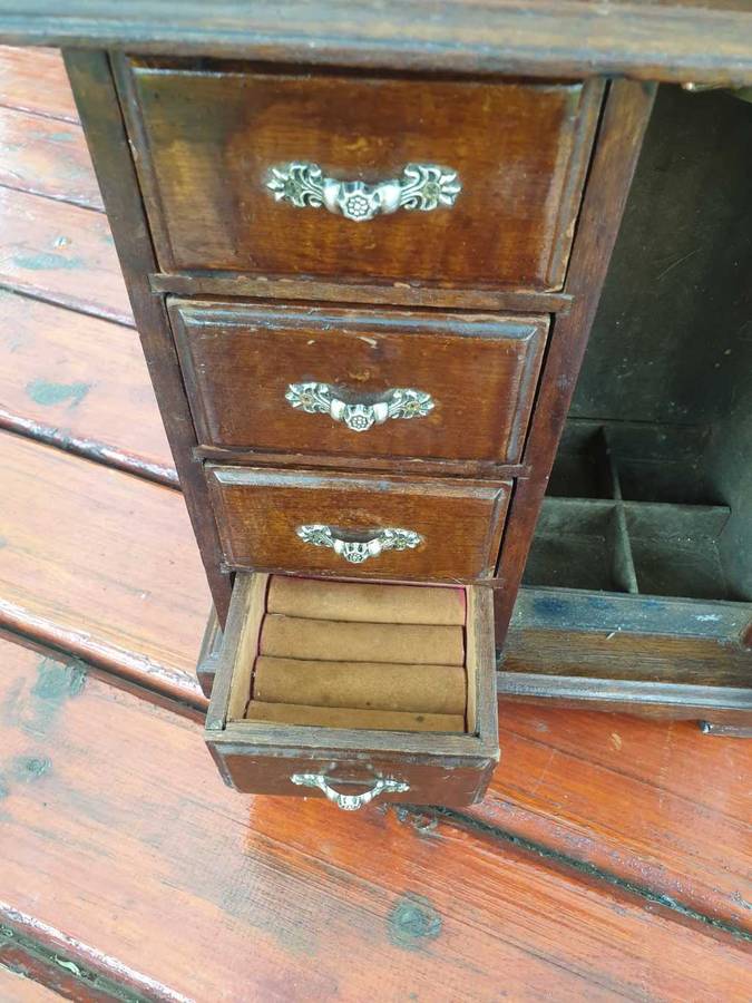 VINTAGE SOLID WOOD JEWELRY CASE