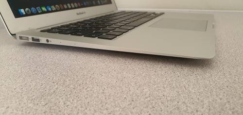 **MacBook Air 13.3-inch ** Inte Core i5 1.8GHz ** 8GB RAM ** 128GB SSD ** CYCLE COUNT 213**