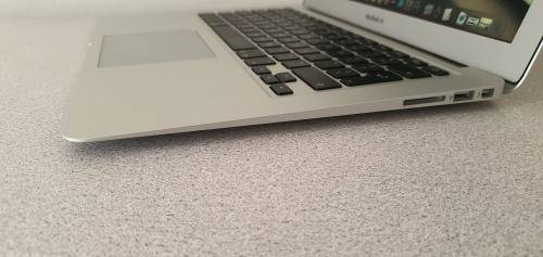 **MacBook Air 13.3-inch ** Inte Core i5 1.8GHz ** 8GB RAM ** 128GB SSD ** CYCLE COUNT 213**