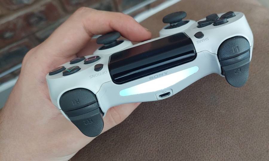 PS4 Dualshock 4 controller plus PS4 games