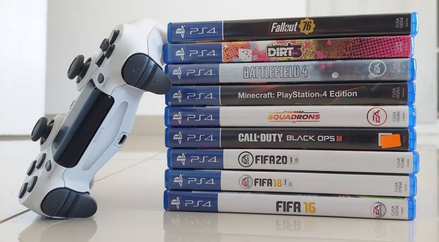 PS4 Dualshock 4 controller plus PS4 games