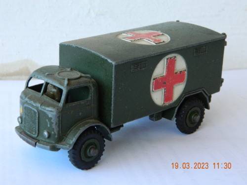 DINKY TOYS  -  626  -  MILITARY AMBULANCE