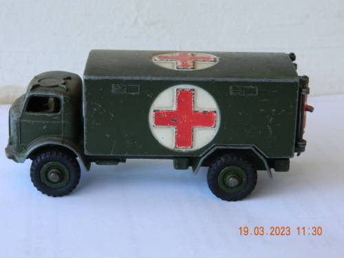 DINKY TOYS  -  626  -  MILITARY AMBULANCE