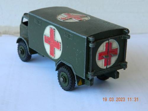 DINKY TOYS  -  626  -  MILITARY AMBULANCE