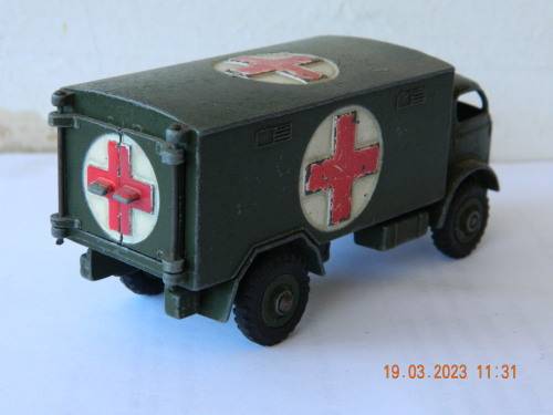 DINKY TOYS  -  626  -  MILITARY AMBULANCE