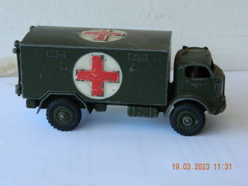 DINKY TOYS  -  626  -  MILITARY AMBULANCE