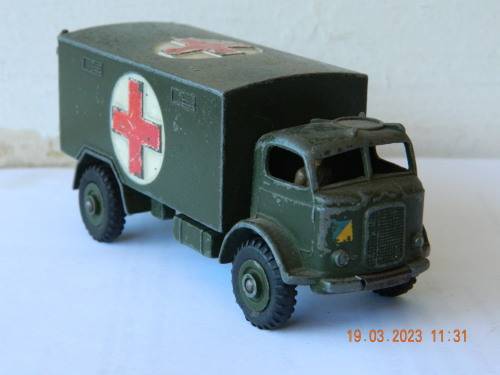 DINKY TOYS  -  626  -  MILITARY AMBULANCE