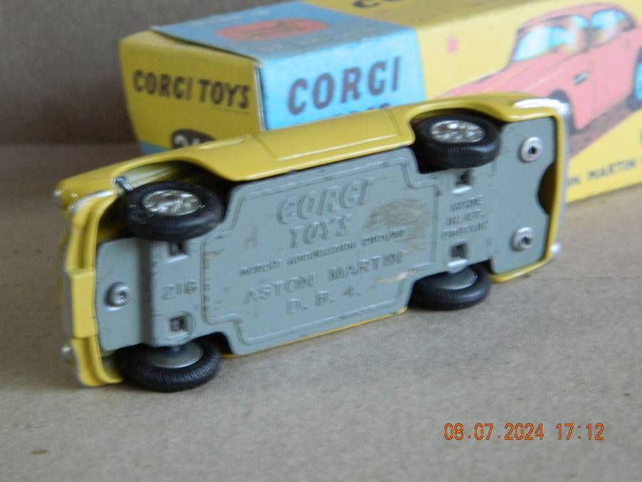 CORGI TOYS  -  218  -  ASTON MARTIN D.B.4