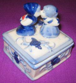 KISSING KIDS SQUARE JEWELERY BOX