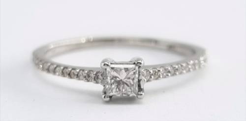 18CT White Gold Diamond Ring