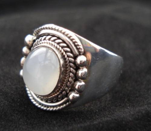 GORGEOUS MOONSTONE RING SET IN SOLID STERLING SILVER .925 s 7.5