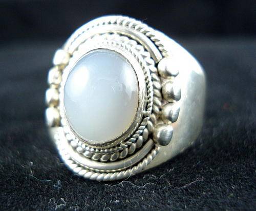 BEAUTIFUL MOONSTONE RING SET IN SOLID STERLING SILVER .925 Sz 8