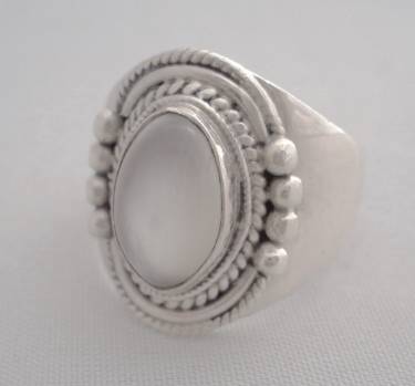 **STUNNING MOONSTONE SET IN STERLING SILVER.925** s " P "