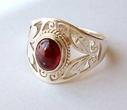 **GORGEOUS FILIGREE RING SET WITH GARNET SET IN STERLING SILVER.925** s " Q "