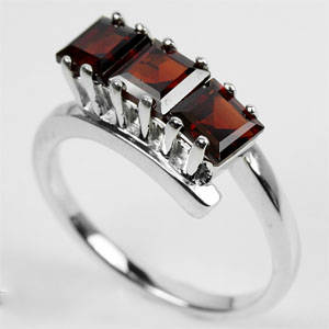 SPARKLE NATURAL RED genuine GARNETS . 925 STERLING SILVER RING 7.5