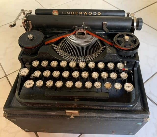 1926 Underwood 3 Bank Portable Typewriter with Original Carrying Case - Working