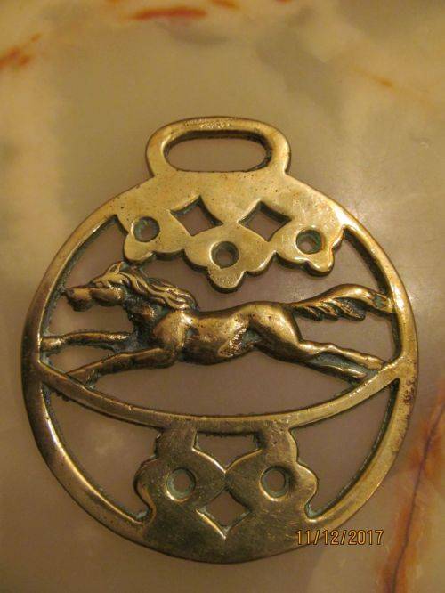 GALLOP TOO !! Genuine Brass Vintage Horse Medallion / Brass - Post 1940