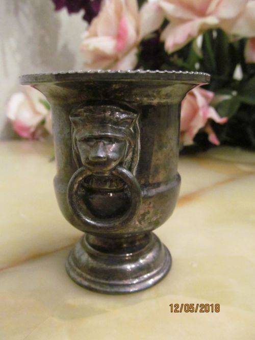 VINERS !! Vintage Silver Plated Viners of Sheffield Toothpick Holder - Lion Head Handles