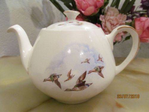 ALFRED MEAKIN !! Vintage 1945+ Porcelain Teapot - Classic Shape with Flying Ducks
