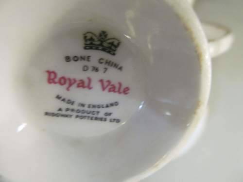 ROYAL VALE 3 !! Vintage 1959-1964 Royal Vale Fine Porcelain Country Cottage Tea Trio