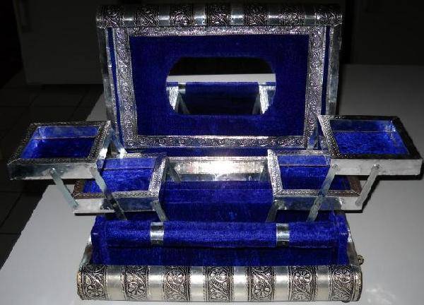 BEAUTIFUL JEWELLERY BOX - IDEAL GIFT!