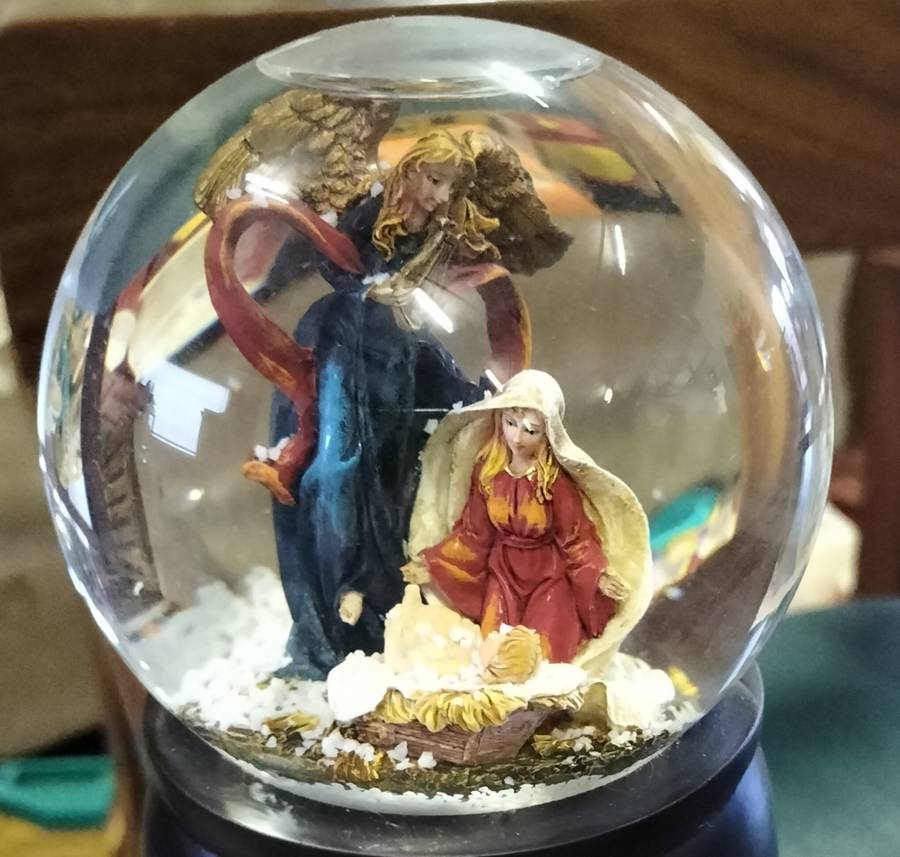 Beautiful Musical Snow Globe with religious theme (works)