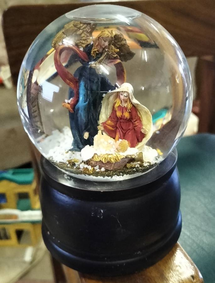 Beautiful Musical Snow Globe with religious theme (works)