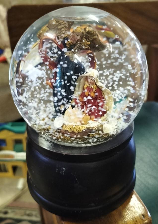 Beautiful Musical Snow Globe with religious theme (works)