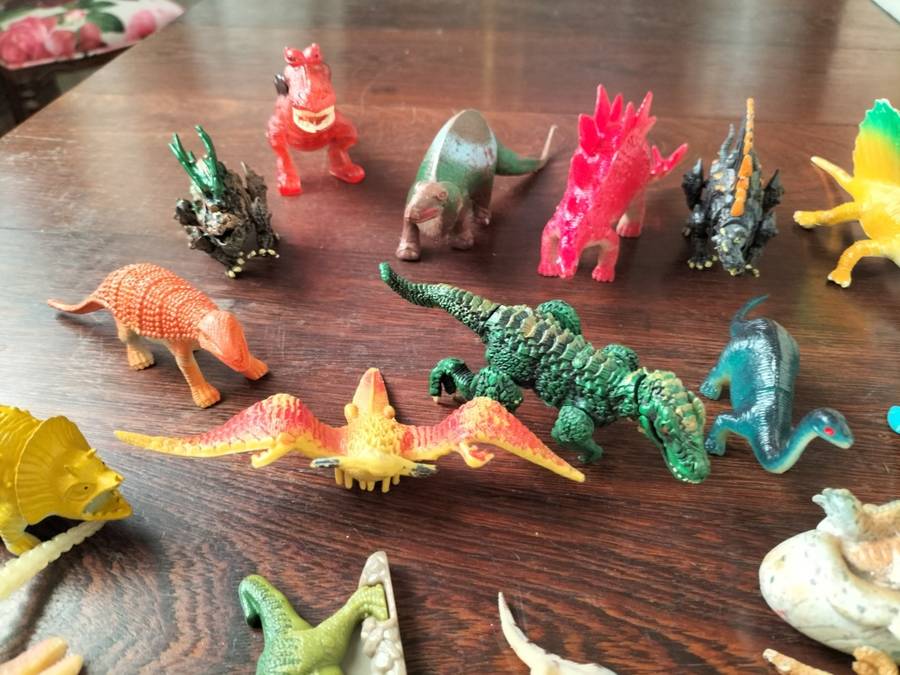 Large vintage collection of smaller plastic dinosaurs (80+)