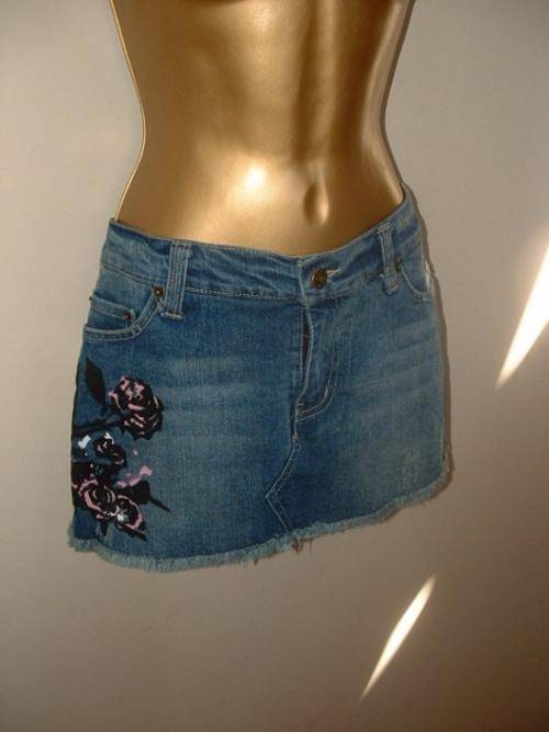 8 / 32 New ladies denim skirt with ROSES print
