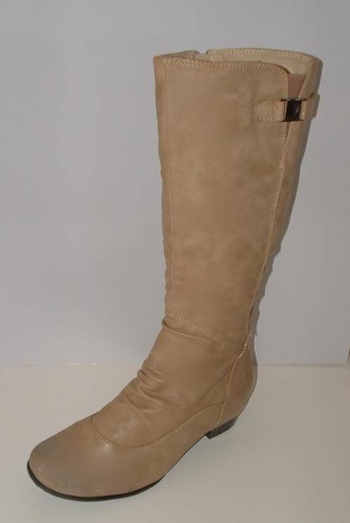 SIZE 4 / 37 new creamy boots, almost flat - has zip.