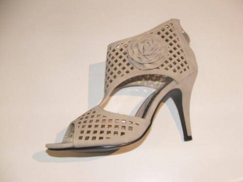 size 3, 4, 7   high heel shoes last pair in cream roses shoe best seller