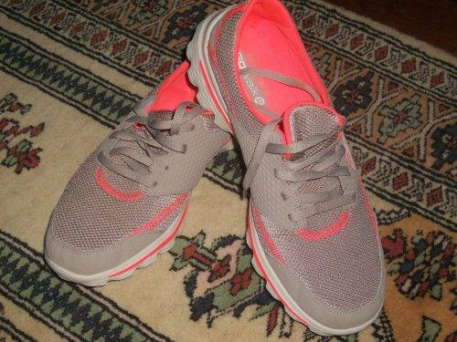 SKECHERS SNEAKERS SIZE 7