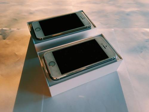 2x IPhone 5s brand new condition!!! - read description