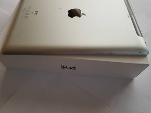 Apple iPad 3 64GB WIFI & Cellular Silver. Cracked screen