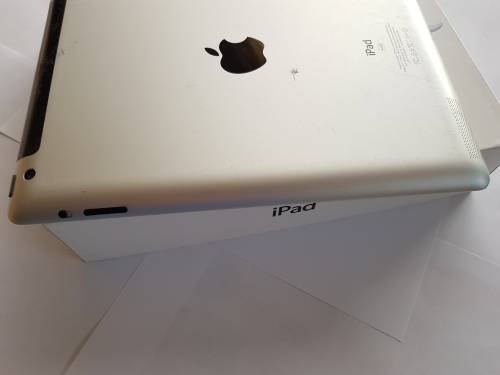 Apple iPad 3 64GB WIFI & Cellular Silver. Cracked screen