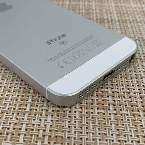 APPLE iPHONE SE SILVER 32GB (3 MONTH WARRANTY)