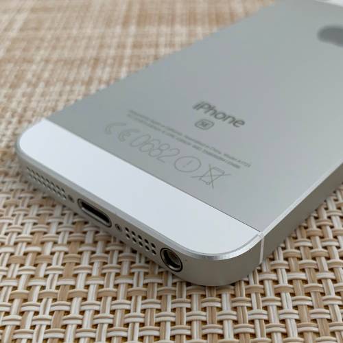 APPLE iPHONE SE SILVER 32GB (3 MONTH WARRANTY)
