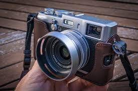 Fuji X100 in excellent condition with Fuji leather case, 3 x batteries, charger & 16gb sd card