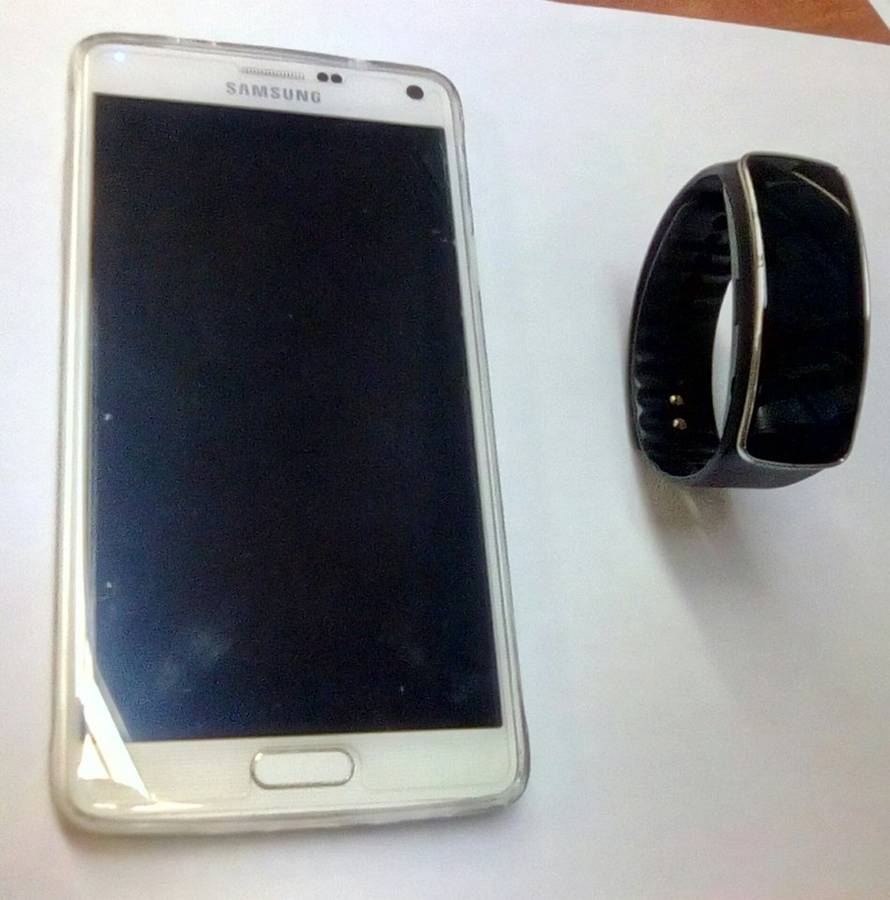 Samsung Galaxy Note 4 32GB + SAMSUNG GEAR FIT 2 SMART WATCH **Very Clean**Bargain**