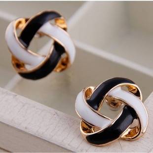 DESIGNER CUT OUT KNITTED BLACK AND WHITE EAR RING STUDS