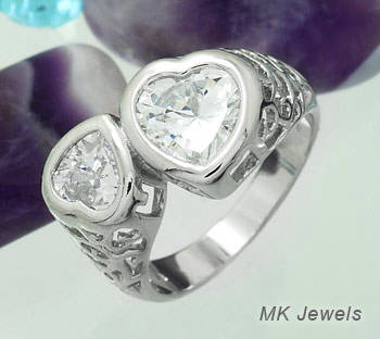 Gorgeous 18ct GP ring with heard shaped simulated diamonds - Size 6