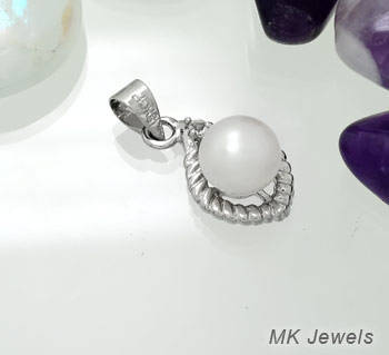 Genuine white Freshwater Pearl 18ct GP pendant & Chain