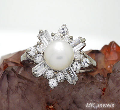 Stunning genuine white FW pearl and sim diamond Ring - Size 8