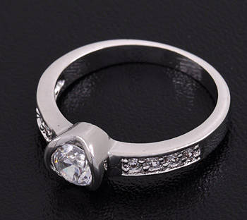 Stuning ring in 18ct gold Plating - size 7