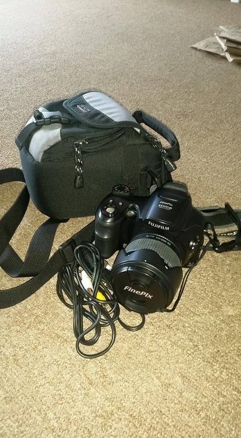 ***FUJIFILM FINEPIX S6500 WITH MEMORY CARD AND CARRY BAG**
