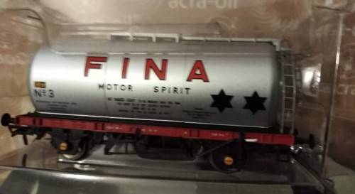 REDUCED - HORNBY - Locomotive, Carts and Tunnel Portals as a Lot