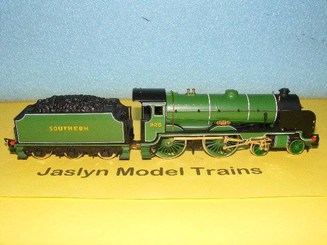 Hornby OO 4-4-0 Steam Loco and Tender (Boxed) - DCC